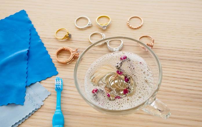 How to Clean Jewellery with Baking Soda