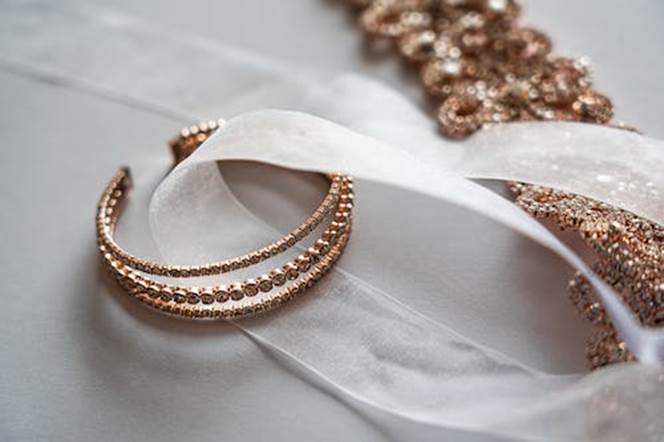 How to Pick Jewelry for Wedding Dress