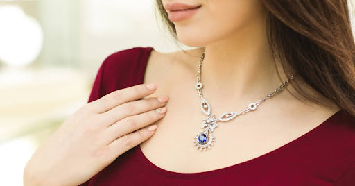 Top 10 Trending Necklace Styles for Women in 2025