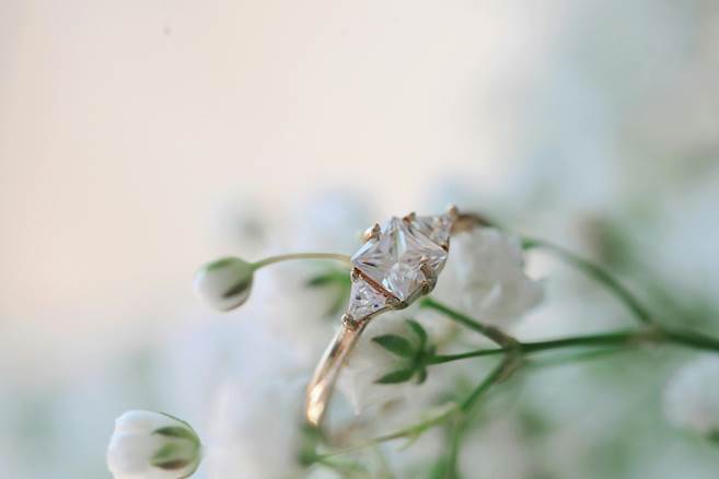How Do You Buy an Engagement Ring – A Comprehensive Guide